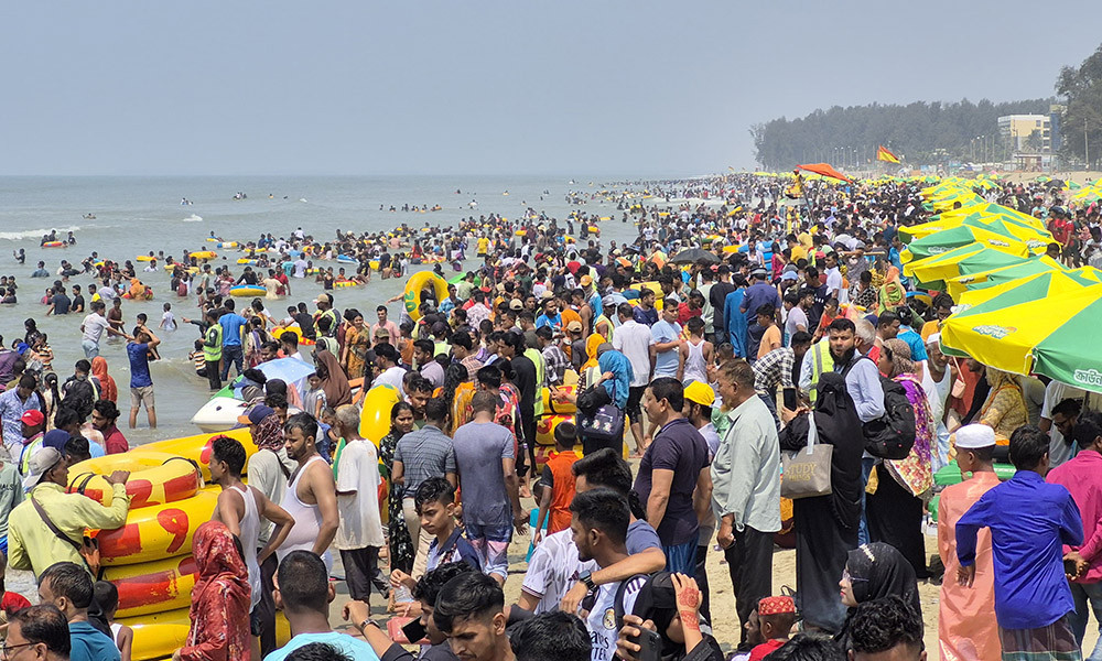 ঈদের ছুটিতে কক্সবাজার সৈকতে পর্যটকের ঢল